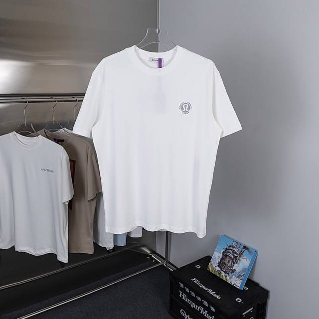 礼盒版 72-2 Lululemon 墨尔本纪念款短袖码数Xs-S-M-L 男女同款 现货发售定制270克全棉面料，面料柔软，亲肤舒适 。*印花标识，背后的圆圈