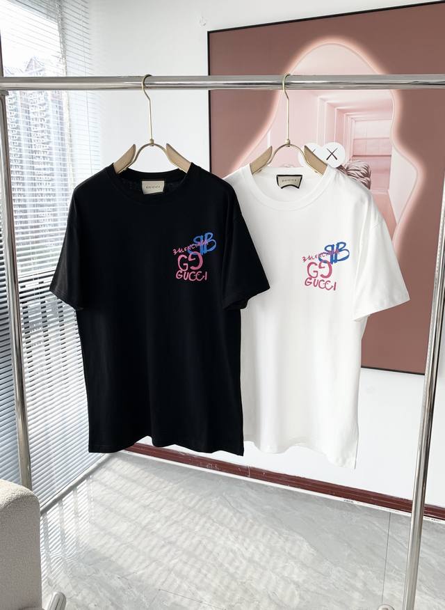 顶级版本 区别通货 25Ss 古驰 夏季新款 重磅推出双纱纯棉面料短袖 春夏走秀款 个性独家款式 男女同款 采用进口定制定染面料 后领锁链底全包肩 过水不变形不