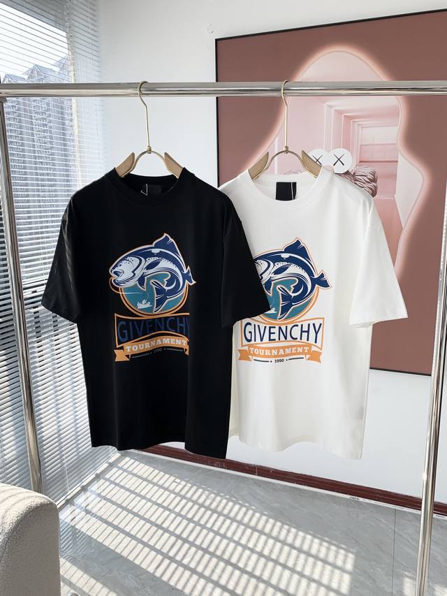 顶级版本 区别通货 25Ss 纪梵希 夏季新款 重磅推出双纱纯棉面料短袖 春夏走秀款 个性独家款式 男女同款 采用进口定制定染面料 后领锁链底全包肩 过水不变形