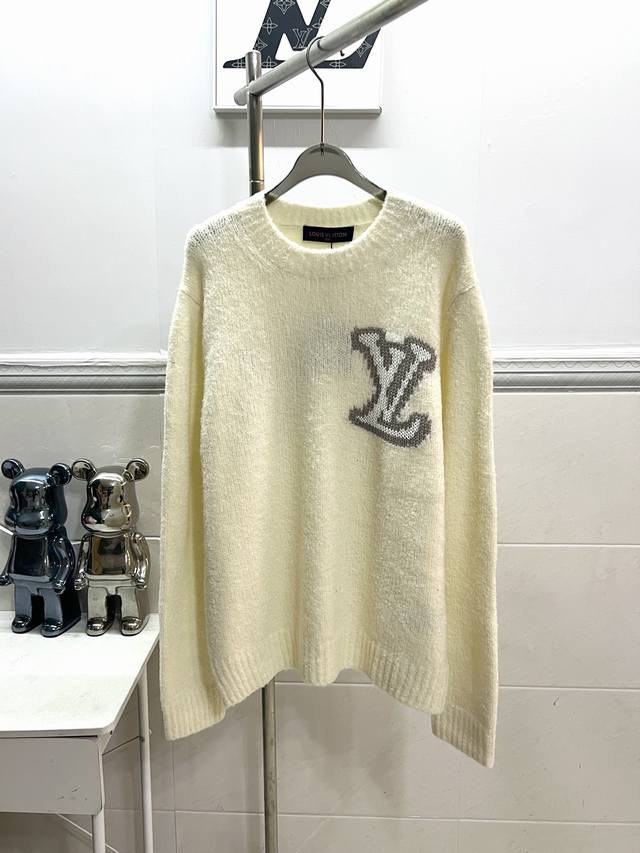 款号R059 Louis Vuitton路易威登新款镜像字母Logo 嵌花针织毛衣采用例圏圏绵毛料 质感十足 舒适贴肤 前幅饰以撞色Lv 标识融入针织 后幅巧妙