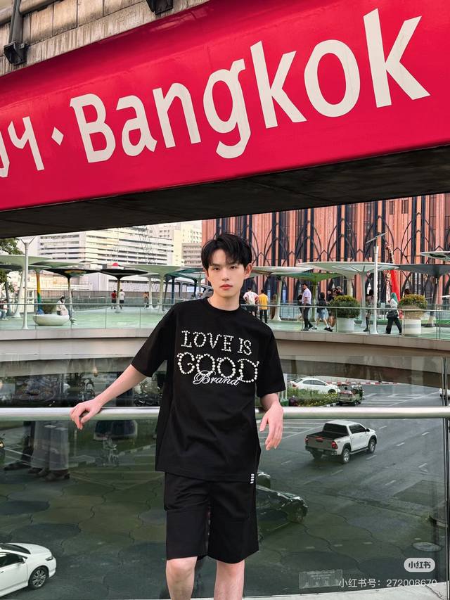 款号：Hmy89# 模特咨询图组Goodbrand珍珠柳丁纽扣绣花短袖T恤 全部一颗一颗柳丁钉打上去 区分市场烫钻版本全身几百颗珍珠 重工制作 后背还有装饰扣