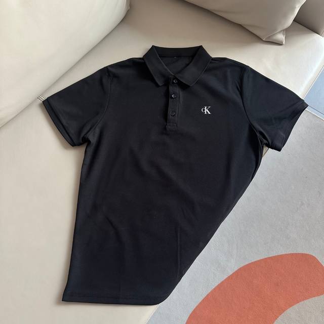 款号：Wkd07Calvin Klein Ck小Logo印花Polo衫男女款 官网在售款 采用230G面料 面料手感滑爽 穿着舒适 伸展自如 面料的弹性 抗皱性