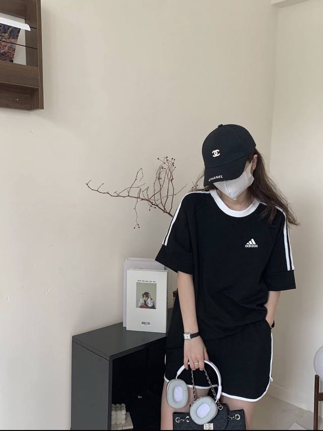 款号：Wkd12Adidas阿迪达斯印花Logo三杠短袖情侣款热销的顶级流量款！高品质220克纯棉面料，面料光滑，亲肤透气不起球，时尚又个性，超级洋气的一款，强