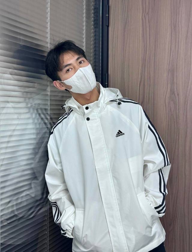 款号：Wk090 模特图 Adidas阿迪达斯 重磅高品质宽松防晒衣冲锋衣连帽运动拉链机能落肩外套情侣款可以当一件小外套来穿的，25新款的怒吼安利。品相完美哈，