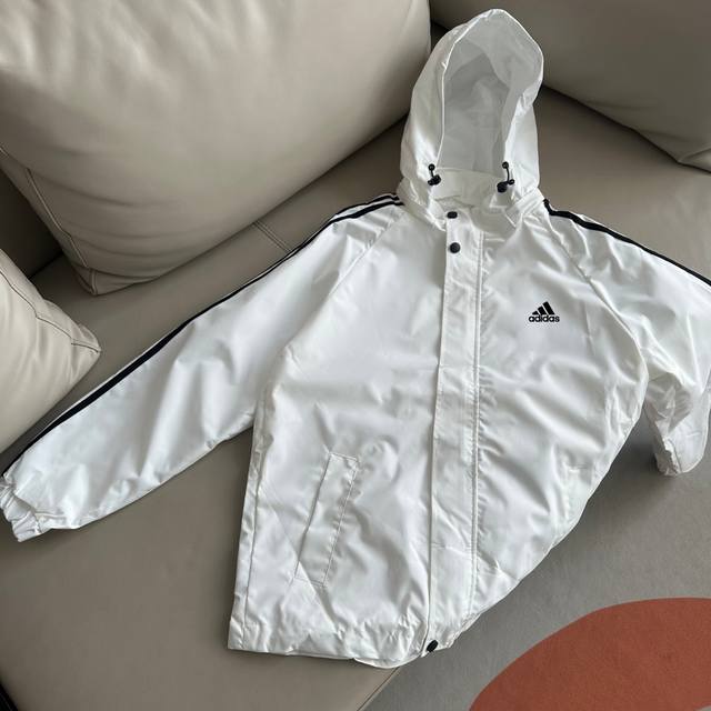 款号：Wk090 平铺图 Adidas阿迪达斯 重磅高品质宽松防晒衣冲锋衣连帽运动拉链机能落肩外套情侣款可以当一件小外套来穿的，25新款的怒吼安利。品相完美哈，