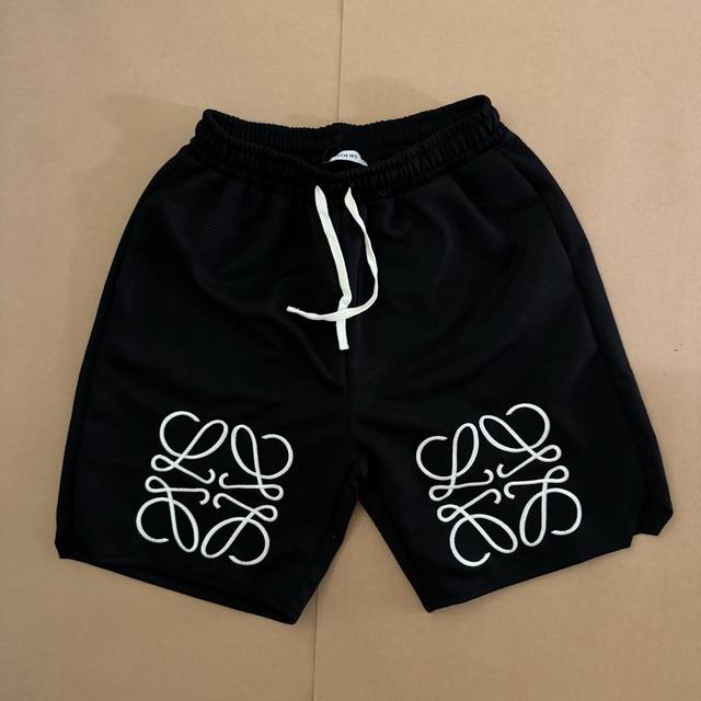 Lw01# 实拍图Loewe 2025Ss 罗意威刺绣五分沙滩短裤夏日俊男靓女必备单品之一 上身真的炸裂太好看了 气场十足 万针百灵达专机刺绣工艺 细节立体饱满