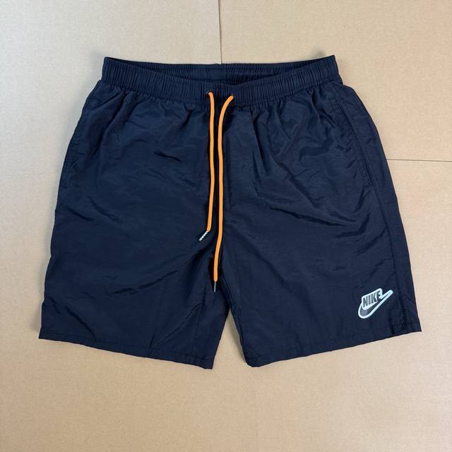Nk623# Nike 速干透气运动训练休闲短裤 男款 告别闷热黏腻！这款梭织运动短裤采用高支精梳棉混纺面料，经纬交织的致密结构让透气性与耐磨性兼得。立体剪裁配