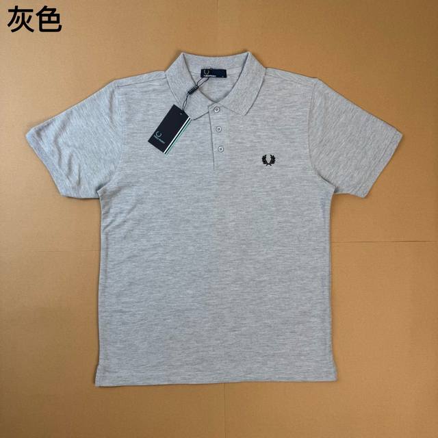 F1101# Fred Perry 刺绣徽标纯色Polo领短袖Polo衫 Polo 衫，经典与时尚的完美融合！它不再是传统印象中的刻板穿搭，而是潮流的新宠。无论