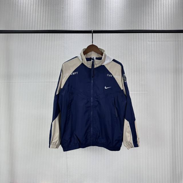 Cn131# 资讯图Cavempt X Nike 联名运动夹克冲锋衣外套面料：面料定织定染，面料名字为75D×150D字母条面料后背镂空位置为300T高密度春亚