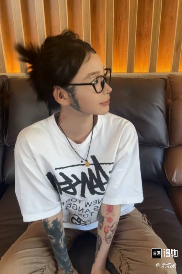 S258# Stussy 世界巡游糸列 现代主义Logo涂鸦短袖T恤 男女同款采用圆筒无缝工艺 原版工艺 衣服侧面没有缝合骨位 鉴定重点 面料：全都订织定染，2