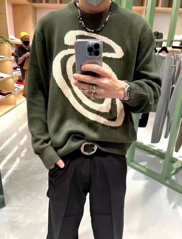 S57# 资讯图喜欢冲浪的Shawn Stussy因自己设计的涂鸦签名而走红，同名品牌Stussy小众又有个性，不仅代表了海滩文化，更代表了一群年轻人的时尚潮流