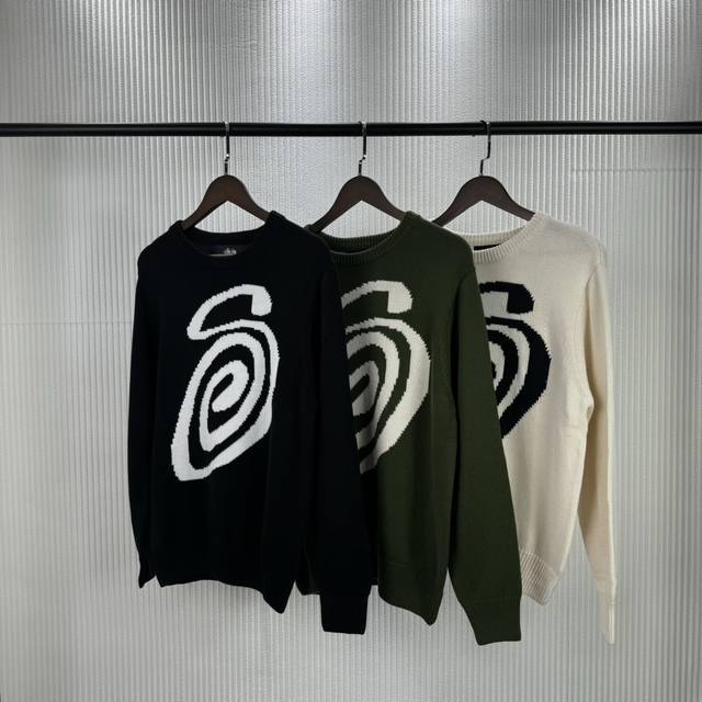 S57# 喜欢冲浪的Shawn Stussy因自己设计的涂鸦签名而走红，同名品牌Stussy小众又有个性，不仅代表了海滩文化，更代表了一群年轻人的时尚潮流Stu