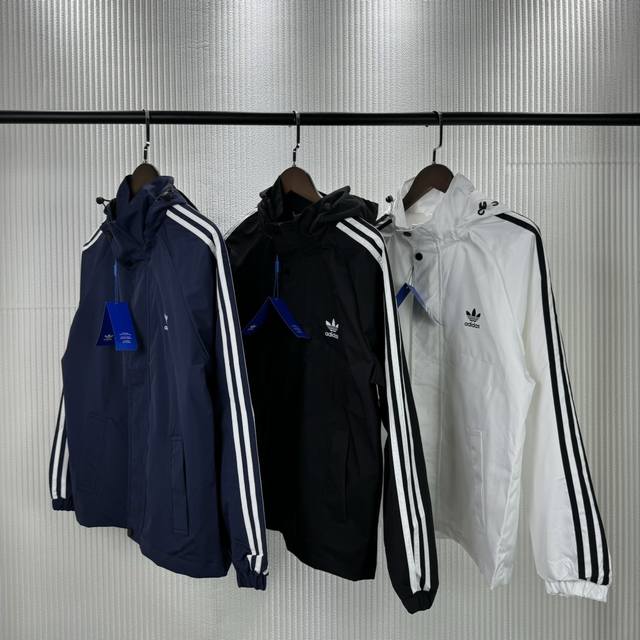 A31# Adidas 三叶草户外运动风衣外套一件不仅颜值在线 而且功能性十足的风衣这件外套采用复古外观设计 充满运动风情加上三条杠的经典元素 简直是时尚与功能