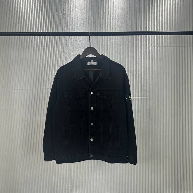 S23# 石头岛Stone Lsland水洗牛仔夹克外套复古的水洗牛仔布 细腻触感 舒适穿着 简约翻领铆钉扣开襟 经典挺括 时髦姿态 书写摩登格调手臂侧的Log