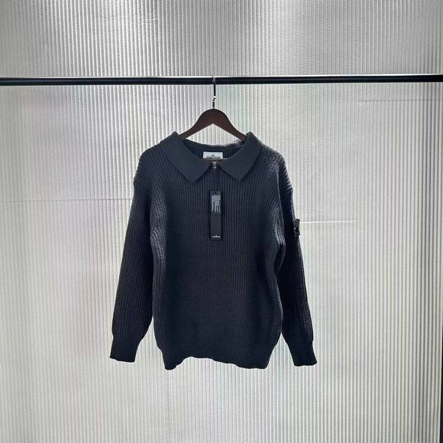 S24# Stone Island石头岛 Polo领罗盘图案袖标针织衫秋冬怎么能没有一件针织毛衣～想要在寒冷的冬天也能保持优雅气质吗？这款冬季厚款保暖Polo领