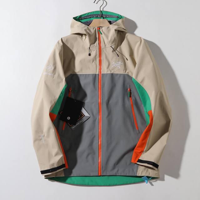 Arcteryx 顶级版本始祖鸟X松赞2.0联名款南迦巴瓦 系列 Beta Lightweight Jacket 硬壳Ss24透气冲锋衣配色活力，尽显年轻锋芒。