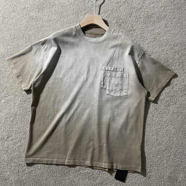 Arc’Teryx 始祖鸟 24Ss夏季口袋款重工艺复古做旧喷马骝短袖T恤 Oversize版型，宽松百搭！颜色：黑色 卡其尺码：Ｓ M L Xl 2Xl 如今