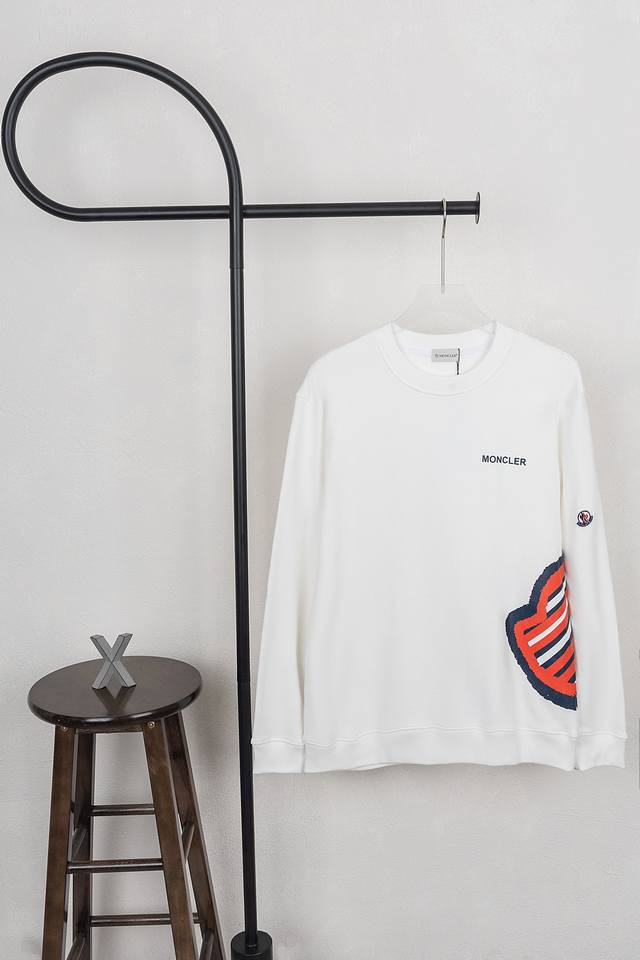 特价 白色S8 L8 Xl10款号Xb28Moncler 蒙口胸口字母侧边大标印花圆领卫衣 黑白双色面料采用400克毛圈高克重95棉5氢纶1×1双纱洗一辈子都不