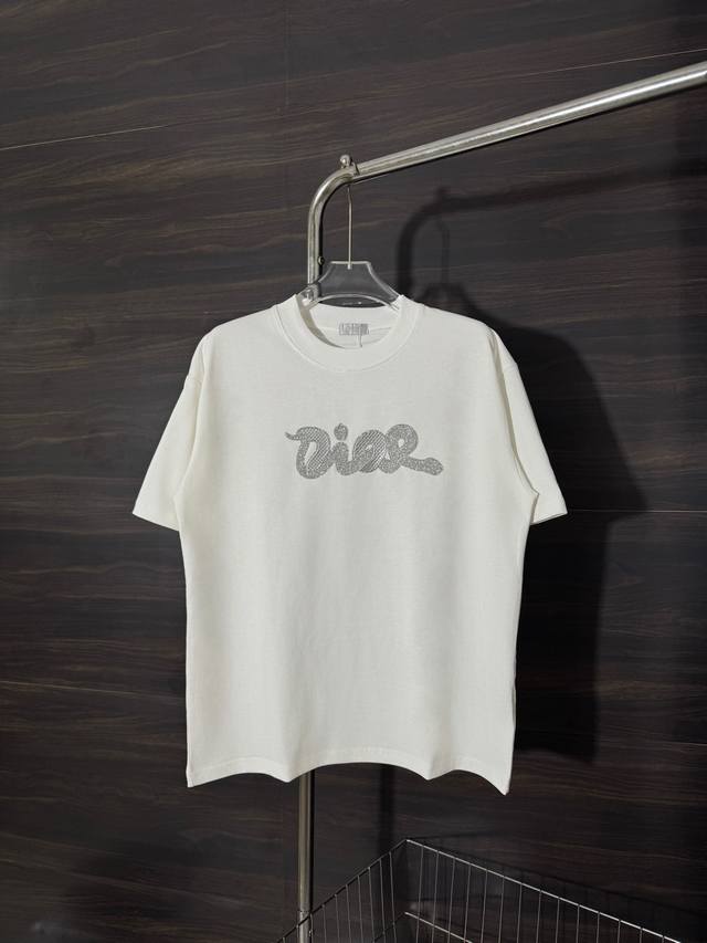 款号：He252Dior-迪奥25新款蛇年限定胸前字母图案圆领短袖面料采用280克双股双纱纯棉面料，手感舒适柔软，上身舒适透气，领口采用同缸同色罗纹，不紧绷，不