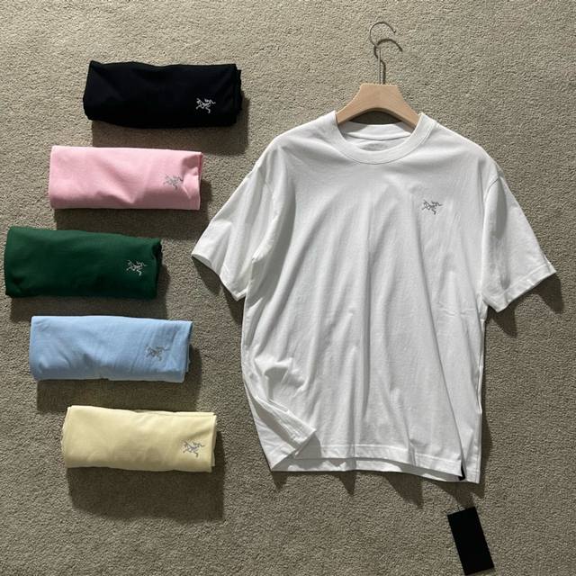 特价 不退换 Arc’Teryx 始祖鸟 24Ss夏季经典简约小Logo情侣短袖T恤颜色：黑色 白色 卡其 浅蓝 墨绿 粉色尺码：Ｓ M L Xl 2Xl 如今