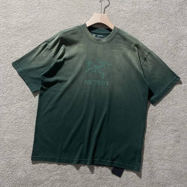 Arc’Teryx 始祖鸟 25Ss夏季经典重工艺复古做旧喷马骝短袖T恤 Oversize版型，宽松百搭！颜色：黑色 棕色 墨绿 粉色 铁灰尺码：Ｓ M L X
