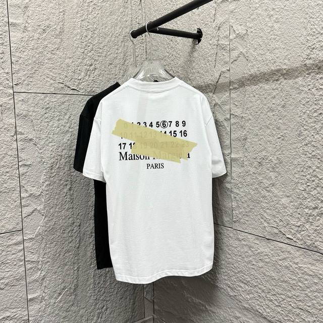 Mm6 马吉*拉2025春夏新款 胸前字母刺绣 后背胶带印花 短袖T恤 定制双纱平纹纯棉面料 男女同款颜色：黑色 白色 尺码： S 90-130斤 M 120-