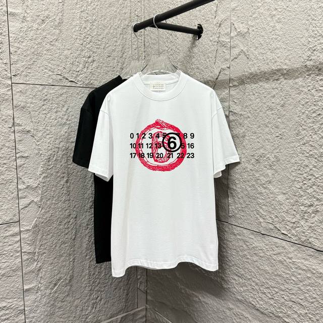 Mm6 马吉*拉 2025春夏新款 胸前蛇年数字印花 短袖T恤 定制双纱平纹纯棉300面料 男女同款颜色：黑色 白色 尺码： S 90-130斤 M 120-1