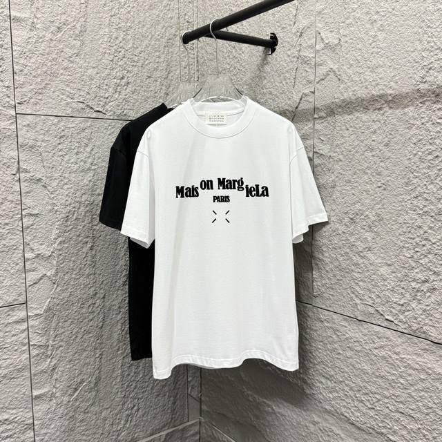 Mm6 马吉*拉2025春夏新款 Mm6字母图腾经典发泡工艺 短袖T恤 定制双纱平纹纯棉面料 男女同款.颜色：白色 黑色 尺码： S 90-130斤 M 120