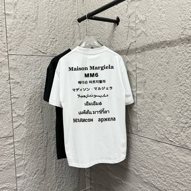 Mm6 马吉*拉2025春夏新款 胸前简约字母刺绣 后背字母印花 短袖T恤 定制双纱平纹纯棉300面料 男女同款颜色：黑色 白色 尺码： S 90-130斤 M