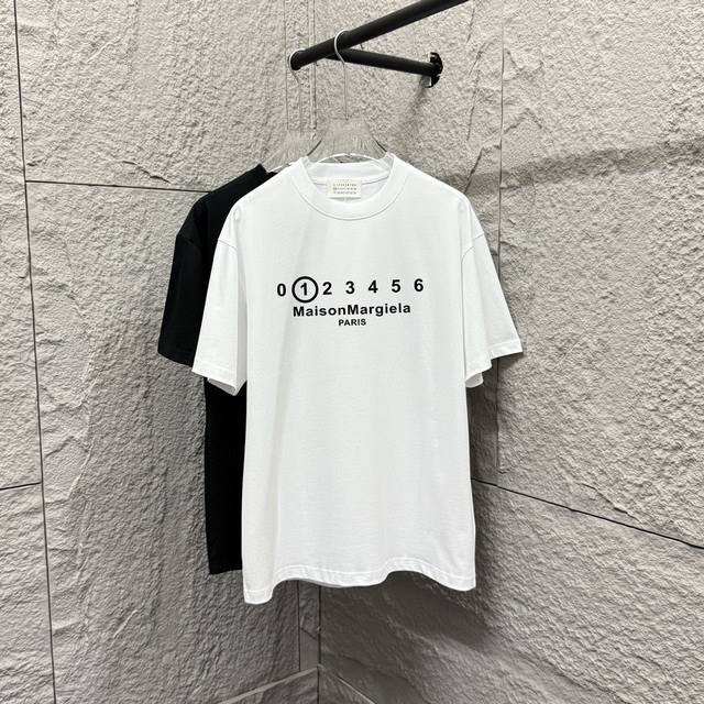 Mm6 马吉*拉2025春夏新款 Mm6数字字母经典发泡工艺 短袖T恤 定制双纱平纹纯棉面料 男女同款颜色：白色 黑色 尺码： S 90-130斤 M 120-