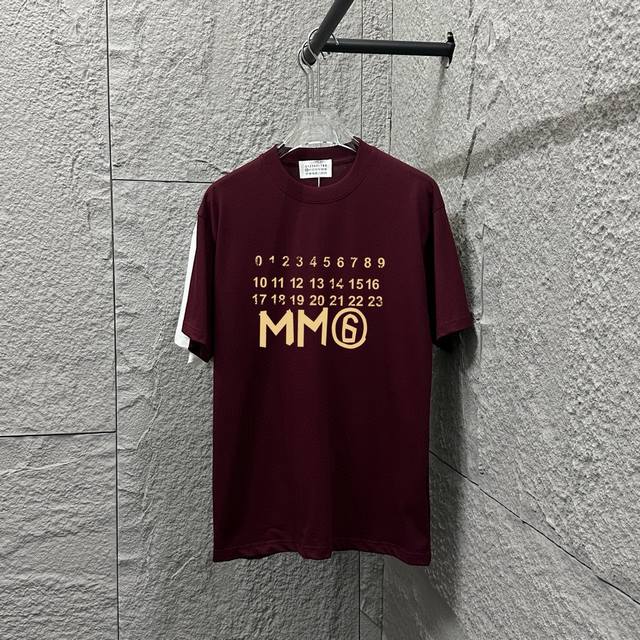 Mm6 马吉*拉2025春夏新款 Mm6数字字母经典印花 短袖T恤 定制双纱平纹纯棉面料 男女同款颜色：白色 黑色 安哥拉红尺码： S 90-130斤 M 12