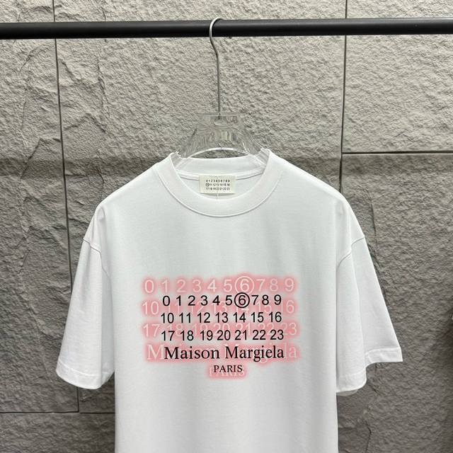 Mm6 马吉*拉 2025春夏新款 胸前字母数字印花 短袖T恤 定制双纱平纹纯棉300面料 男女同款颜色：黑色 白色 尺码： S 90-130斤 M 120-1