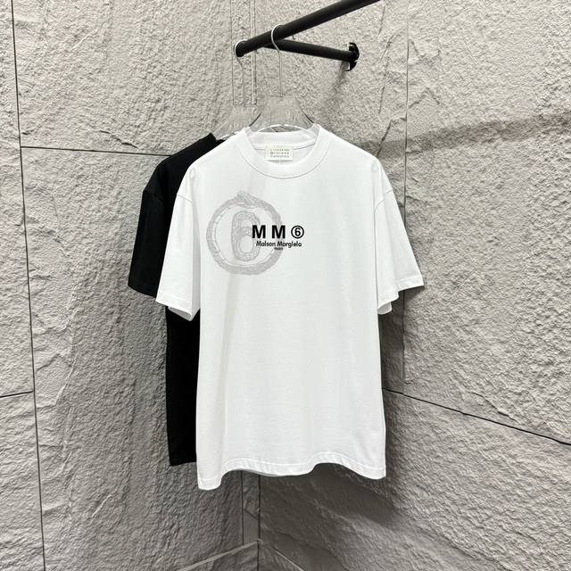 Mm6 马吉*拉2025春夏新款 胸口蛇形Mm6字母经典印花 短袖T恤 定制双纱平纹纯棉300面料 男女同款颜色：白色 安哥拉红尺码： S 90-130斤 M
