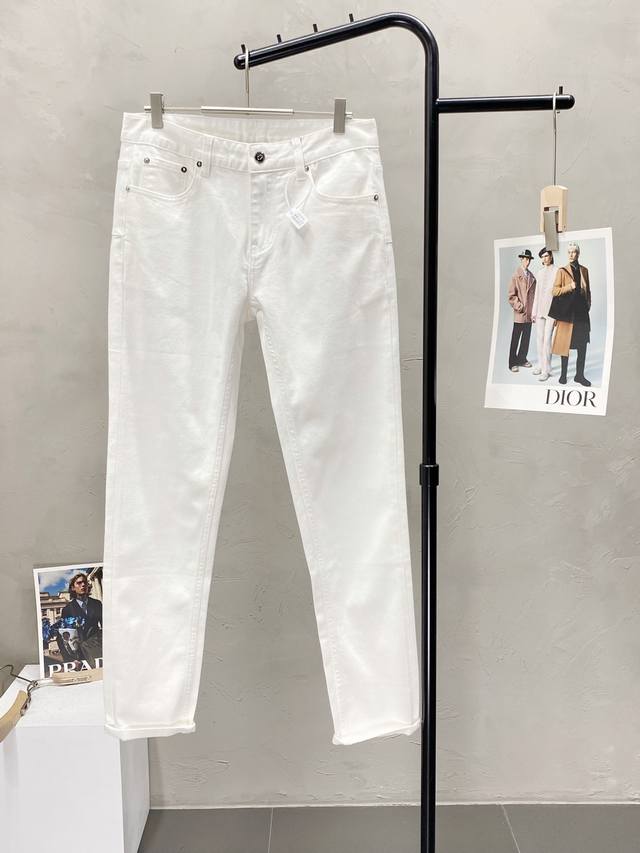 Dior迪奥独家专供新款休闲牛仔裤 高端版本！专柜 面料 透气舒适度高，细节无可挑剔，品牌元素设计理念，体现高品质。手感细腻柔软！呈现休闲裁剪，上身版型超赞！码