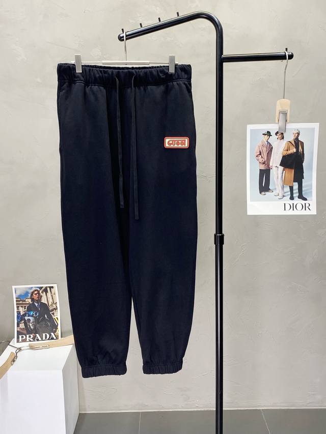 Gucci古驰独家专供新款休闲裤。高端版本！专柜 面料 透气舒适度高，细节无可挑剔，品牌元素设计理念，体现高品质。手感细腻柔软！呈现休闲裁剪，上身版型超赞！码数