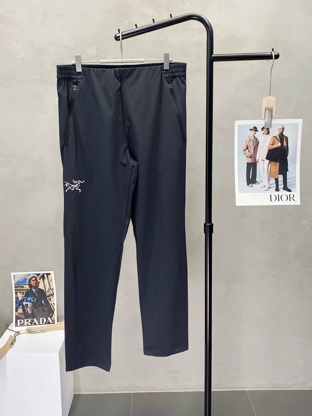 Arc’Teryx始祖鸟独家专供新款休闲裤。高端版本！专柜 面料 透气舒适度高，细节无可挑剔，品牌元素设计理念，体现高品质。手感细腻柔软！呈现休闲裁剪，上身版型