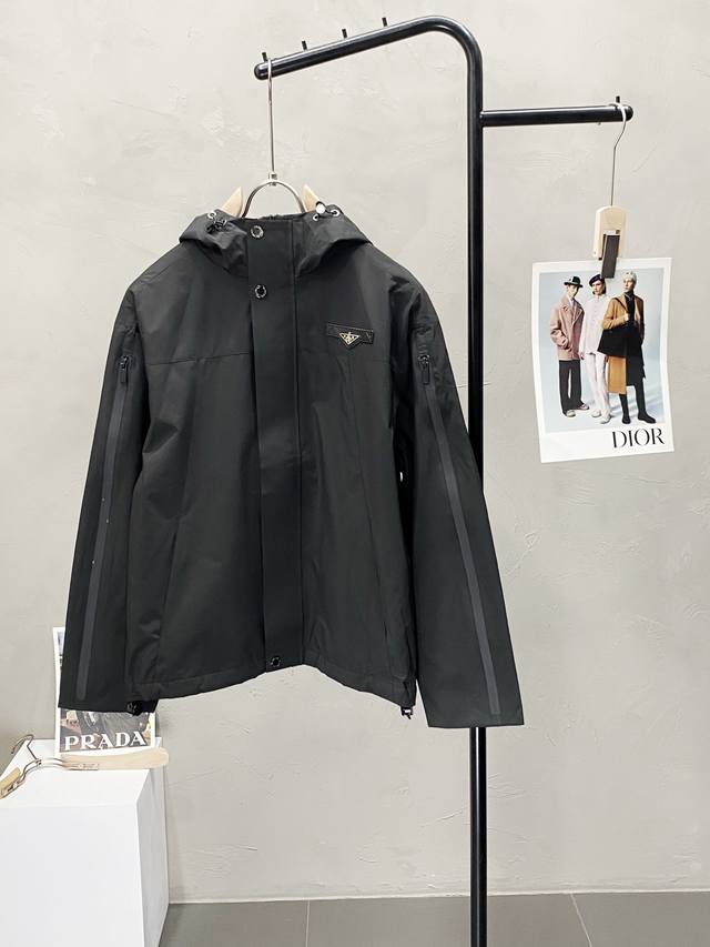 Prada普拉达独家专供新款原单男士休闲春秋夹克 透气舒适 高端 高版本 时尚百搭爆款进口面料 手感超柔软细腻 穿着亲肤舒适 高端精品 代工厂P精细做工 上身非