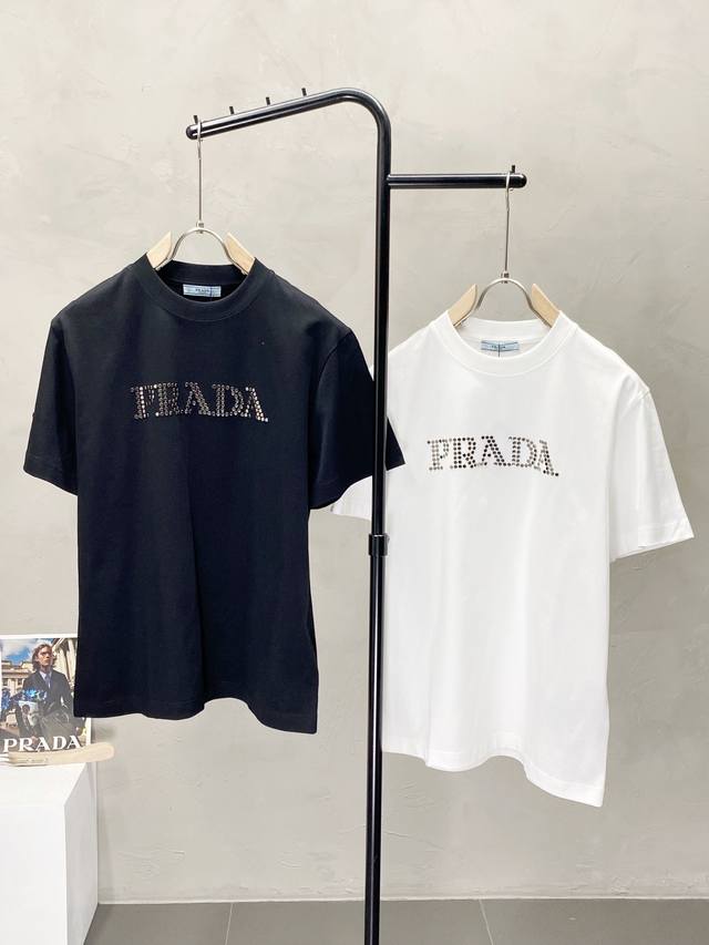 Prada普拉达独家专供新款原单男士休闲短袖 高端 高端版本 时尚百搭爆款进口面料 手感超柔软细腻 穿着亲肤舒适 高端精品 代工厂P精细做工 上身非常赞 男士必