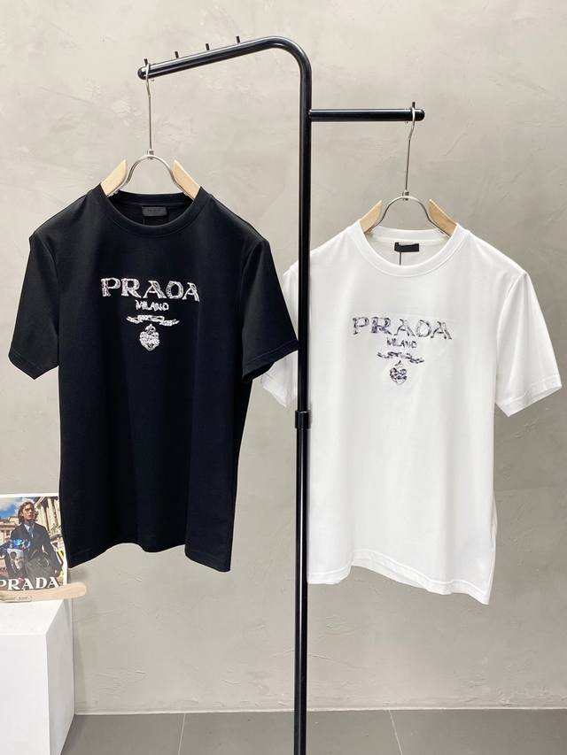 Prada普拉达独家专供新款原单男士休闲短袖 高端 高版本 时尚百搭爆款进口面料 手感超柔软细腻 穿着亲肤舒适 高端精品 代工厂P精细做工 上身非常赞 男士必备