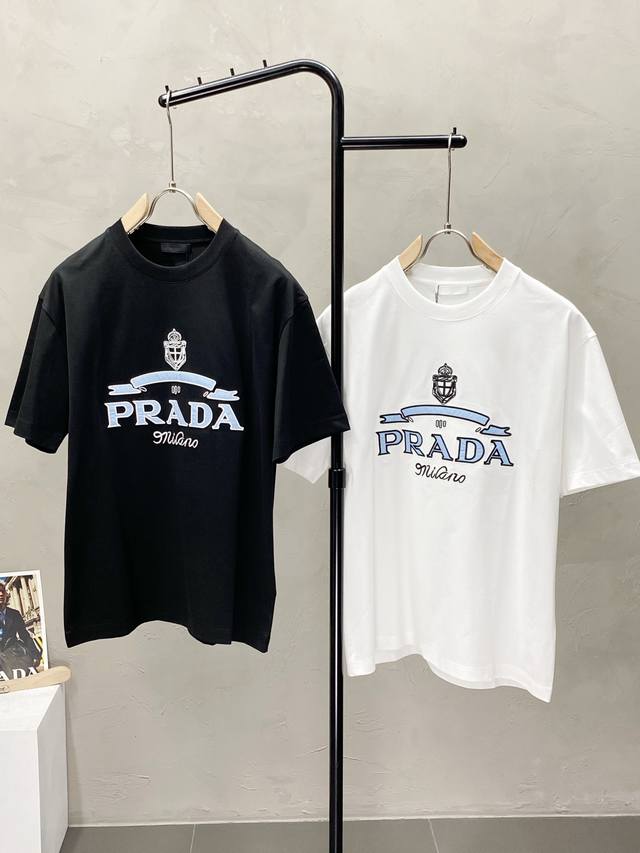 Prada普拉达独家专供新款原单男士休闲短袖 高端 高版本 时尚百搭爆款进口面料 手感超柔软细腻 穿着亲肤舒适 高端精品 代工厂P精细做工 上身非常赞 男士必备