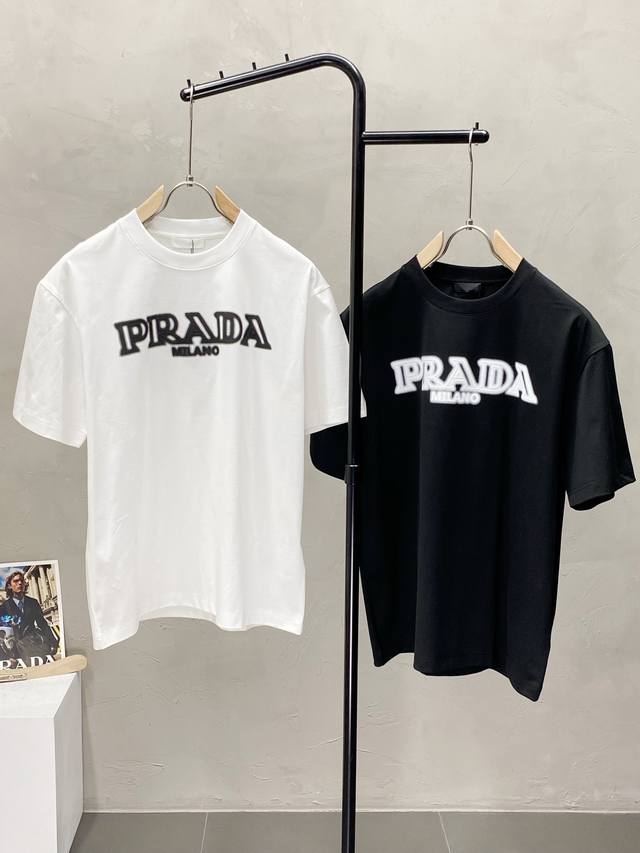 Prada普拉达独家专供新款原单男士休闲短袖 高端 高版本 时尚百搭爆款进口面料 手感超柔软细腻 穿着亲肤舒适 高端精品 代工厂P精细做工 上身非常赞 男士必备