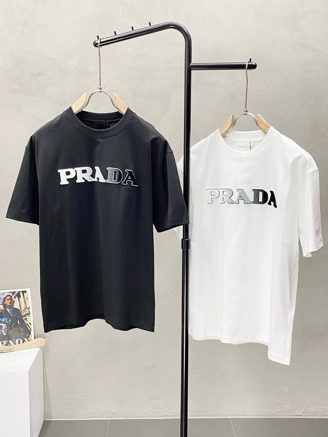 Prada普拉达独家专供新款原单男士休闲短袖 高端 高版本 时尚百搭爆款进口面料 手感超柔软细腻 穿着亲肤舒适 高端精品 代工厂P精细做工 上身非常赞 男士必备