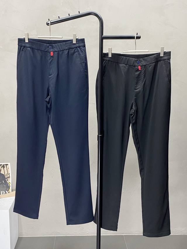 Kiton独家专供新款休闲春秋休闲裤 高端版本！专柜 面料 透气舒适度高，细节无可挑剔，品牌元素设计理念，体现高品质。手感细腻柔软！呈现休闲裁剪，上身版型超赞！