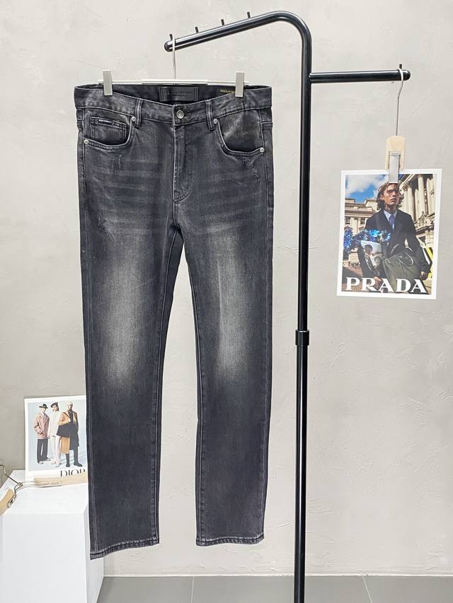 Dolce&Gabbana杜嘉班纳独家专供新款牛仔裤高端版本！专柜 面料 透气舒适度高，细节无可挑剔，品牌元素设计理念，体现高品质。手感细腻柔软！呈现休闲裁剪，