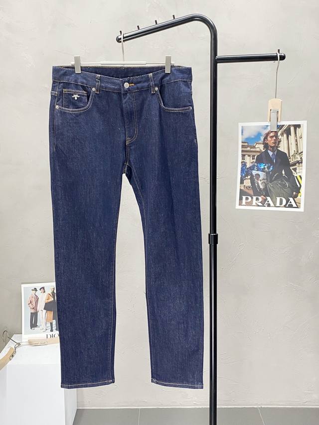 Prada普拉达独家专供新款牛仔裤高端版本！专柜 面料 透气舒适度高，细节无可挑剔，品牌元素设计理念，体现高品质。手感细腻柔软！呈现休闲裁剪，上身版型超赞！码数