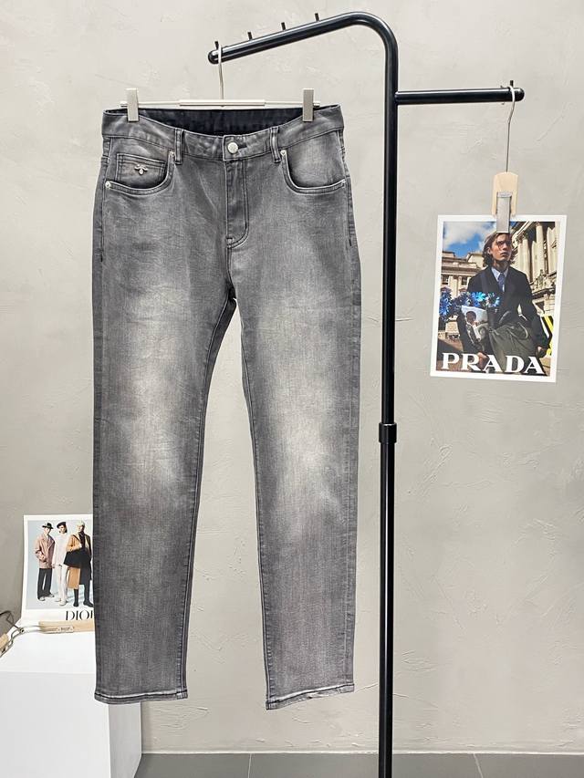 Prada普拉达独家专供新款休闲牛仔裤，高端版本！专柜 面料 透气舒适度高，细节无可挑剔，品牌元素设计理念，体现高品质。手感细腻柔软！呈现休闲裁剪，上身版型超赞