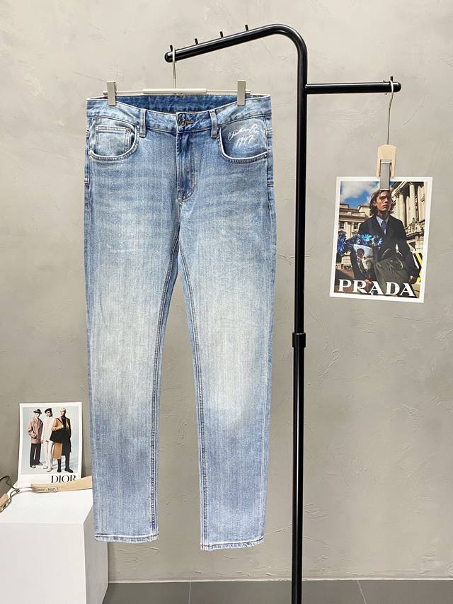 Dior迪奥独家专供新款休闲牛仔裤，高端版本！专柜 面料 透气舒适度高，细节无可挑剔，品牌元素设计理念，体现高品质。手感细腻柔软！呈现休闲裁剪，上身版型超赞！码