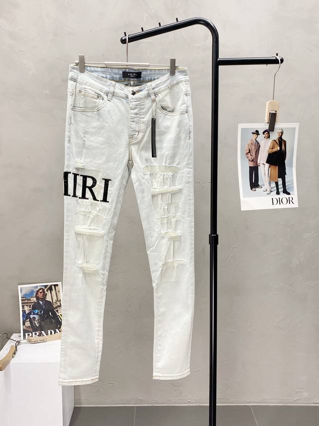 Amiri独家专供新款休闲牛仔裤 高端版本！专柜 面料 透气舒适度高，细节无可挑剔，品牌元素设计理念，体现高品质。手感细腻柔软！呈现休闲裁剪，上身版型超赞！码数