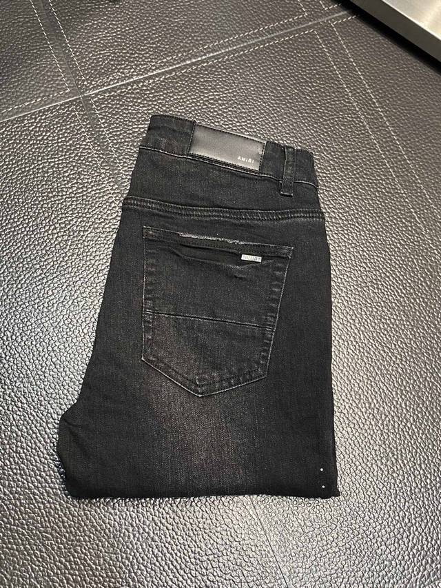Amiri 独家专供新款 修身款 小直筒 牛仔裤，高端版本！专柜 面料 透气舒适度高，细节无可挑剔，品牌元素设计理念，体现高品质。手感细腻柔软！呈现休闲裁剪，上