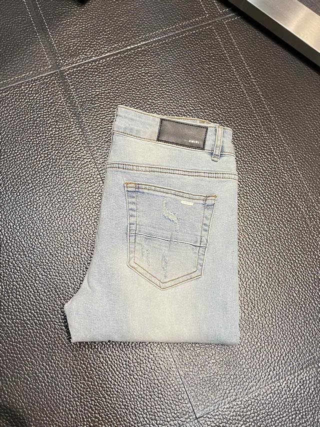 Amiri 独家专供新款 修身款 小直筒 牛仔裤，高端版本！专柜 面料 透气舒适度高，细节无可挑剔，品牌元素设计理念，体现高品质。手感细腻柔软！呈现休闲裁剪，上